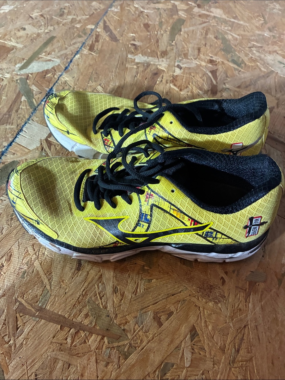 Mizuno woman’s Yellow Athletic Sneakers